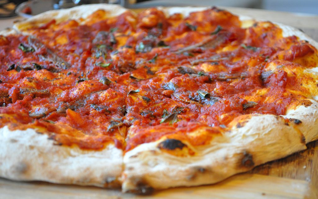 Pizza marinara con acciughe ed infuso all'aglio il Bottaccio Ricette