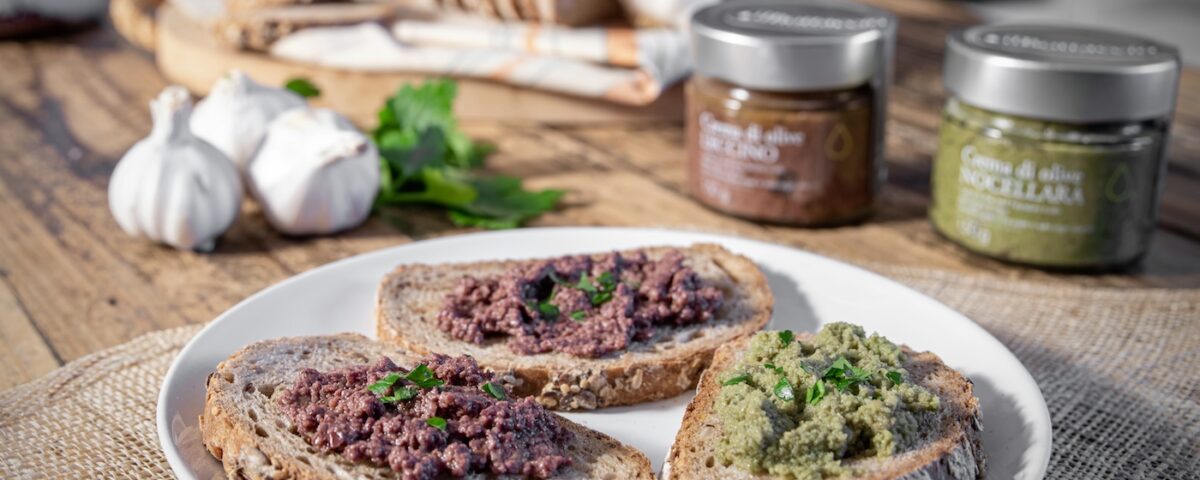 Crostini crema di olive Nocellara Leccino in olio Toscano