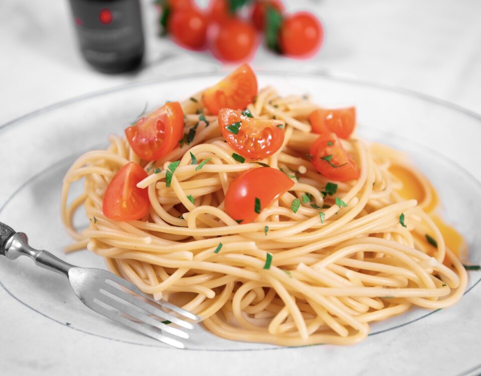 Spaghetti con erbe miste, pomodorini e Olio Extravergine Piccante 666