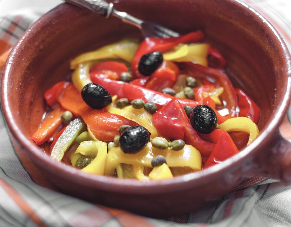 Peperoni con capperi e Olive nere secche